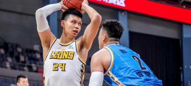 窗口期萨克拉门托国王备战CBA常规赛；扳平良机细节曝光；气氛紧张；年轻球员得到机会的简单介绍