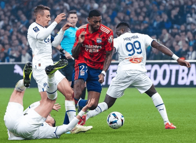 关于荷甲集结日再迎强敌，里昂队长鼓劲，主帅态度：更衣室稳定，控场能力受关注的信息